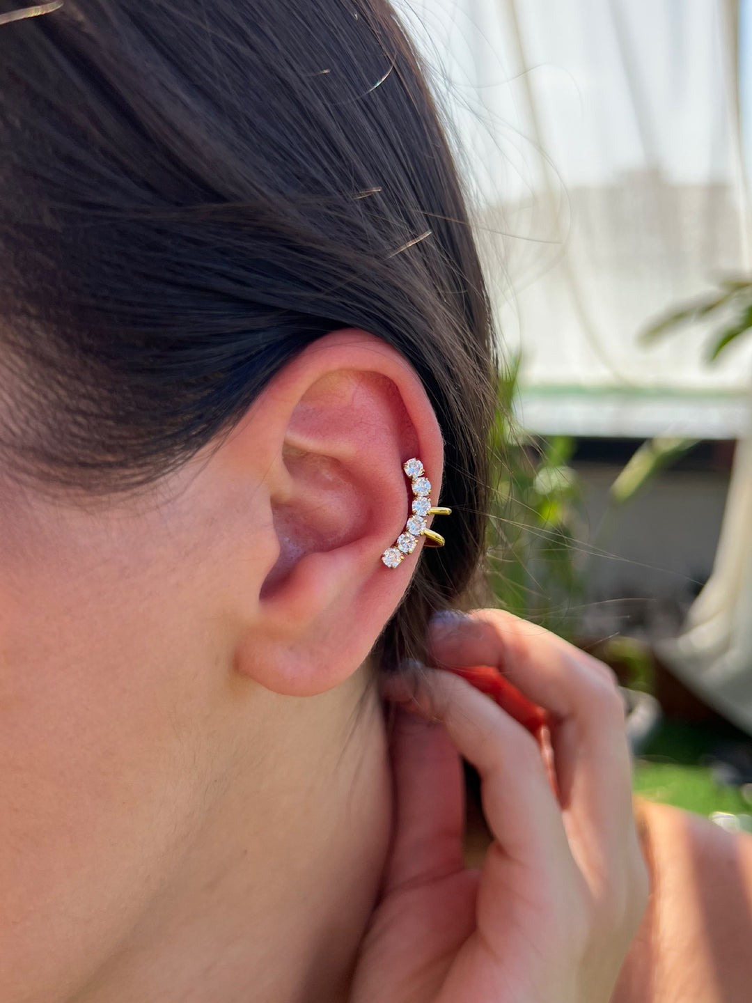 Earcuff Lumina di GLAMORIZE STUDIO, design elegante in metallo argentato, indossato sull&