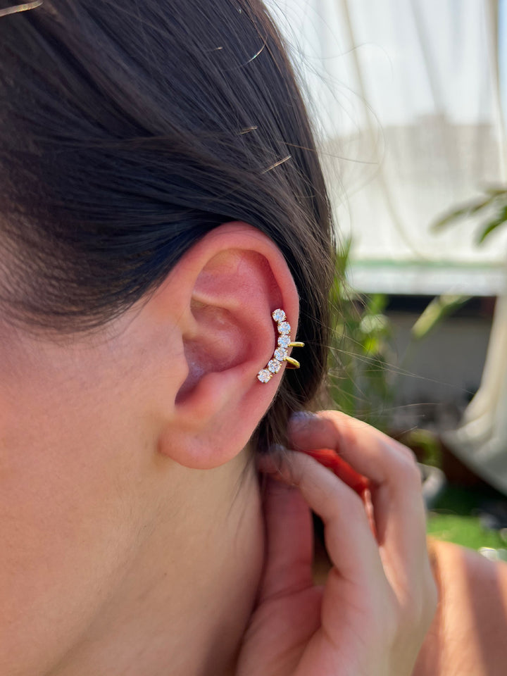Earcuff Lumina di GLAMORIZE STUDIO, design elegante in metallo argentato, indossato sull&