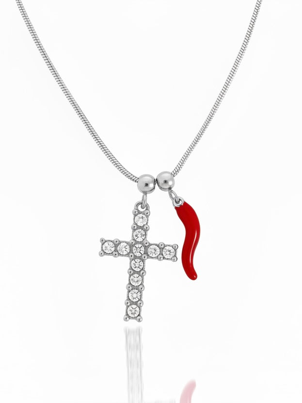 Collana Beatrice di GLAMORIZE STUDIO, elegante con pendente dorato e dettagli raffinati, indossata su sfondo neutro.