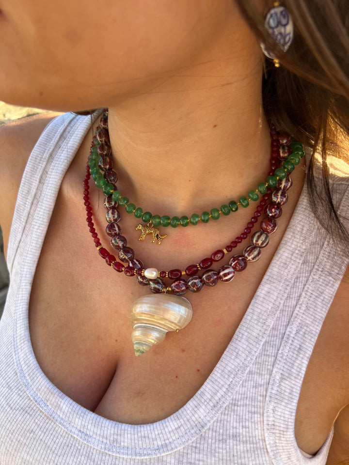 Collana Monique in metallo dorato con dettagli eleganti, indossata con outfit sofisticato, da GLAMORIZE STUDIO.