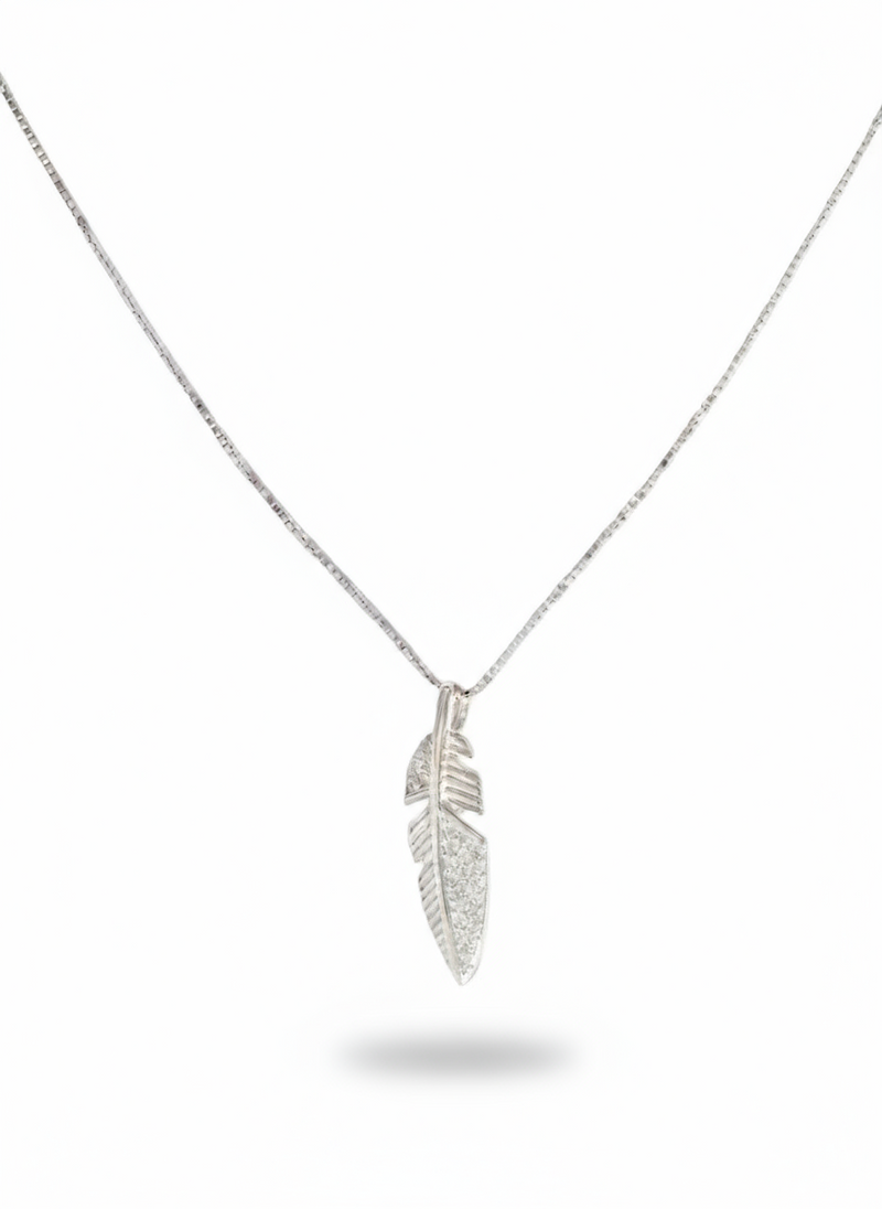 Collana Plume in argento 925 di Glamourize Studio, dettagli delicati e elegante design con pendente a piuma.
