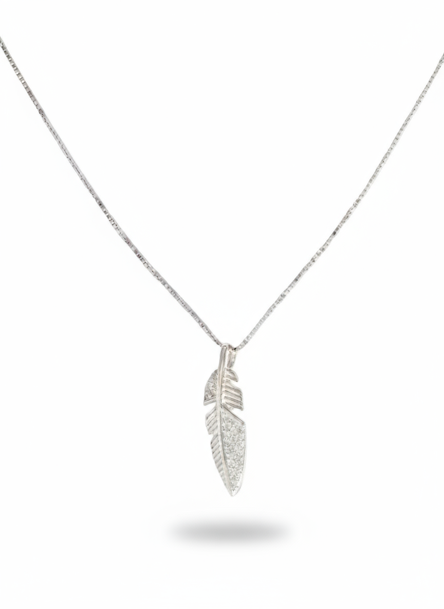 Collana Plume in argento 925 di Glamourize Studio, dettagli delicati e elegante design con pendente a piuma.