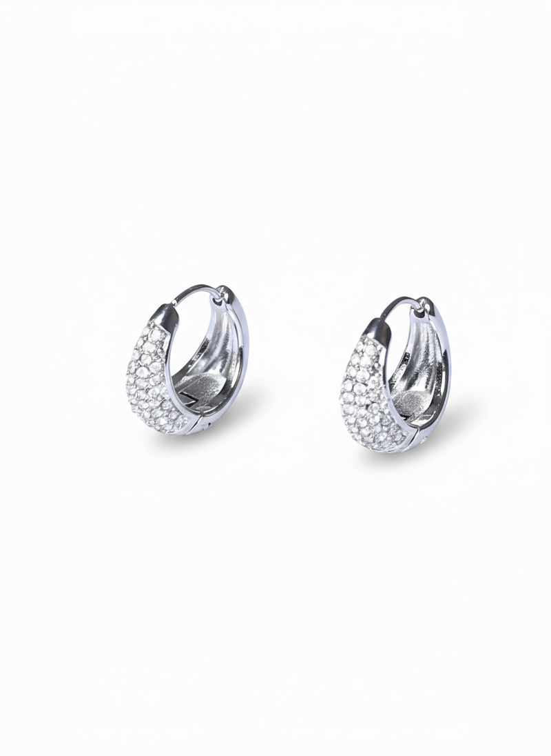 Orecchini Meli di GLAMORIZE STUDIO con dettagli eleganti in metallo e pietre, pronti per completare un look raffinato