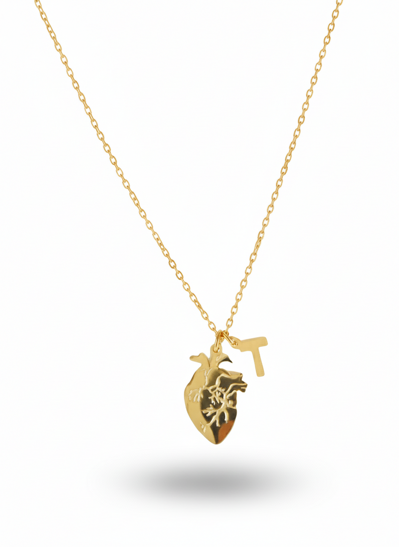 Collana Heart in metallo con pendente a forma di cuore, personalizzabile, di Glamorizе Studio, indossata sul collo.