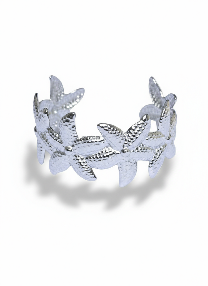 Bracciale Stella Marina di Glamorizestudio con dettagli a stella e finiture eleganti, in metallo dorato e blu.