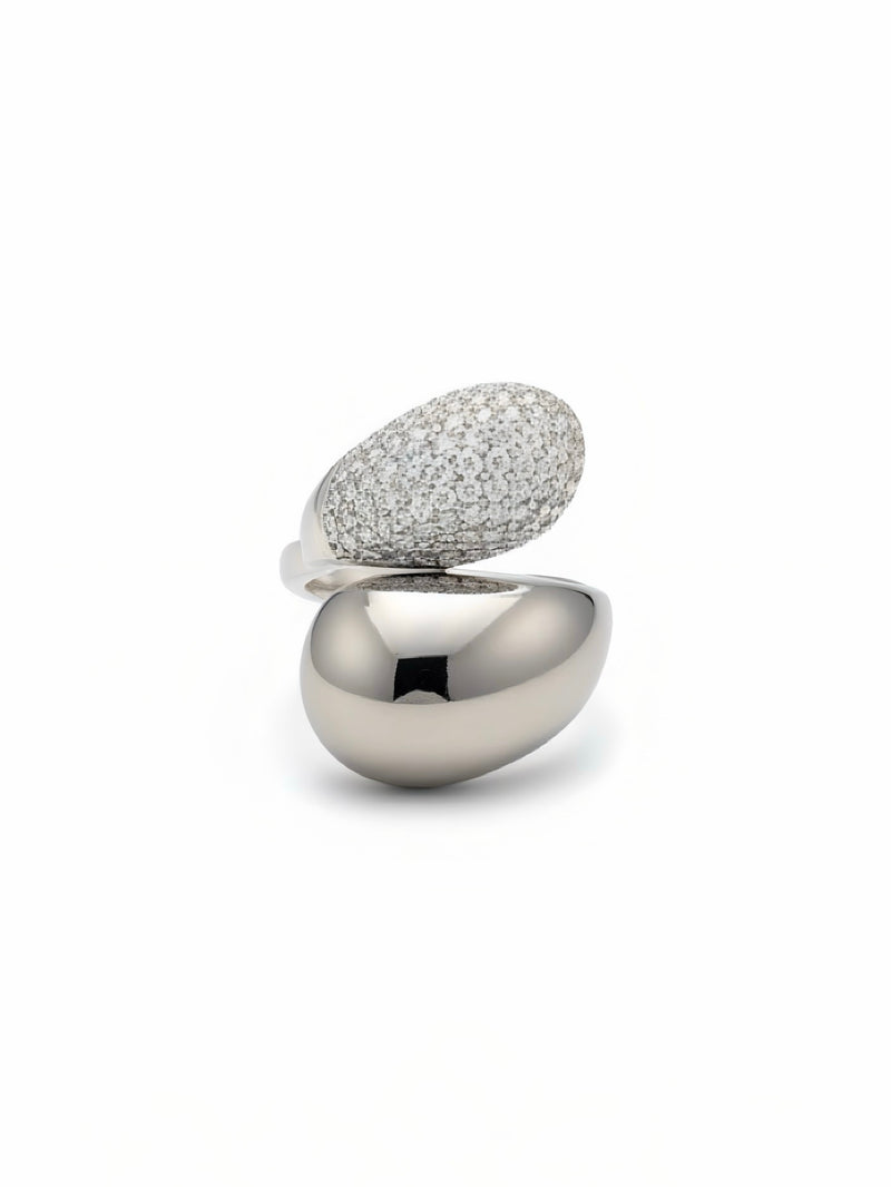 Anello Luce di GLAMORIZE STUDIO con design elegante e dettagli luminosi, visibile in primo piano su sfondo neutro.
