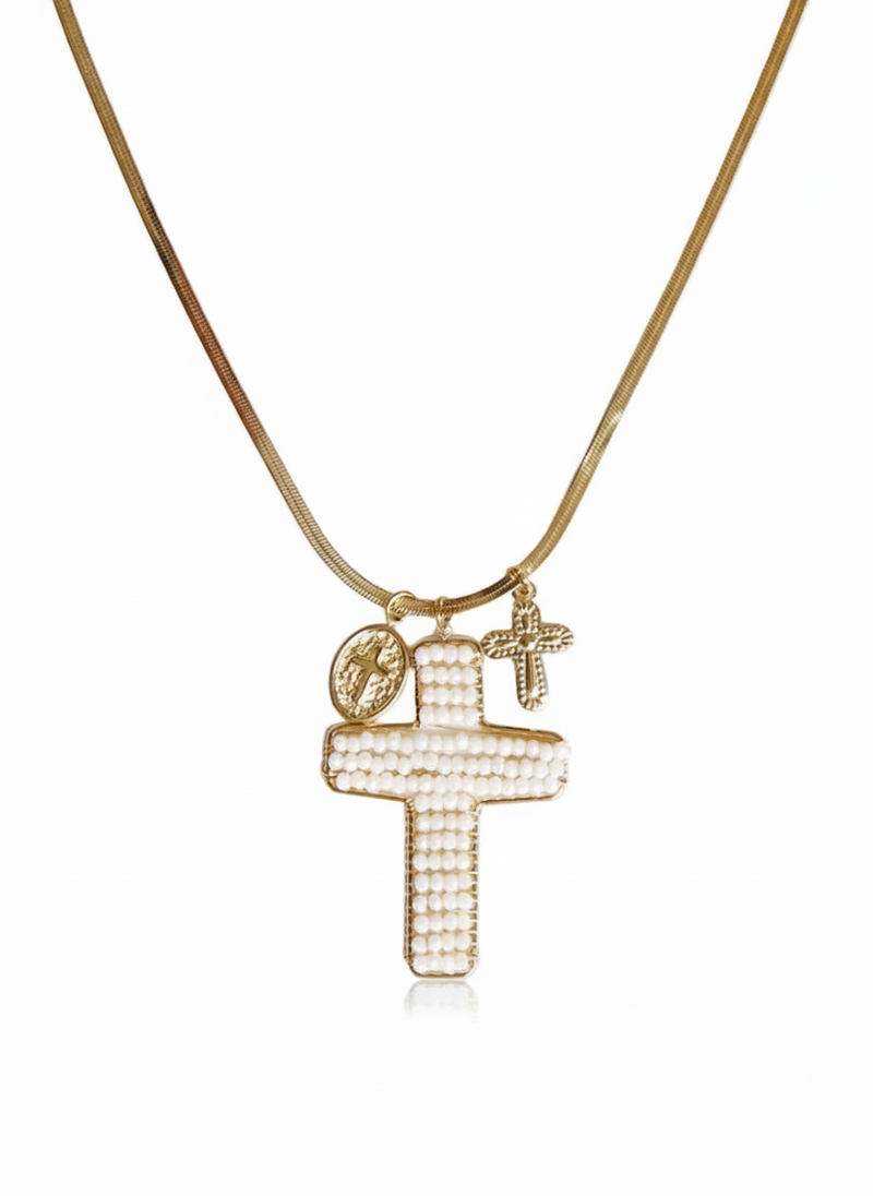 Collana Matilda di Glamoriz Studio, elegante con pendente in metallo e pietre colorate, indossata su sfondo neutro.