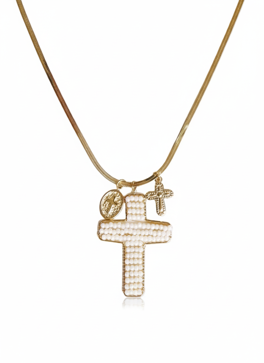 Collana Matilda di Glamoriz Studio, elegante con pendente in metallo e pietre colorate, indossata su sfondo neutro.