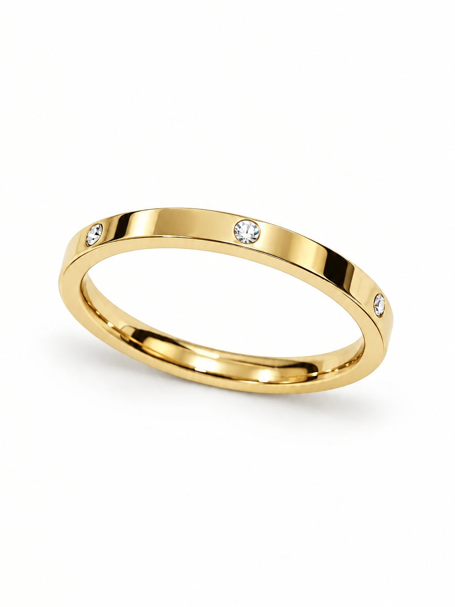 Anello Juliette in oro con dettagli decorativi, indossato su dita femminili, firmato GLAMORIZE STUDIO.