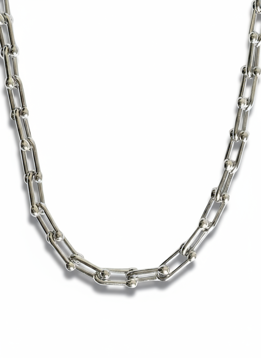 Collana Santa Clara in oro con dettagli eleganti, indossata come accessorio di moda femminile, di GLAMORIZE STUDIO.