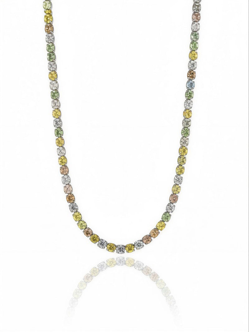 Collana tennis pastel di GLAMORIZE STUDIO con pietre colorate, elegante e luminosa, indossata su un modello femminile.