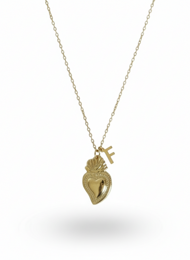Collana con cuore sacro in metallo, personalizzabile, brand Glamorize Studio, dettaglio con ciondolo a forma di cuore.