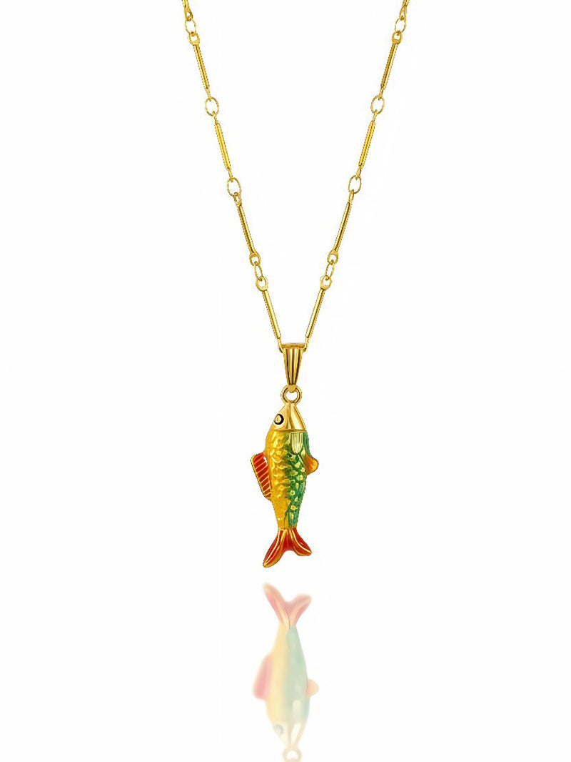 Collana Marina di Glamourize Studio con pendente a forma di conchiglia e dettagli eleganti, indossata su sfondo neutro.