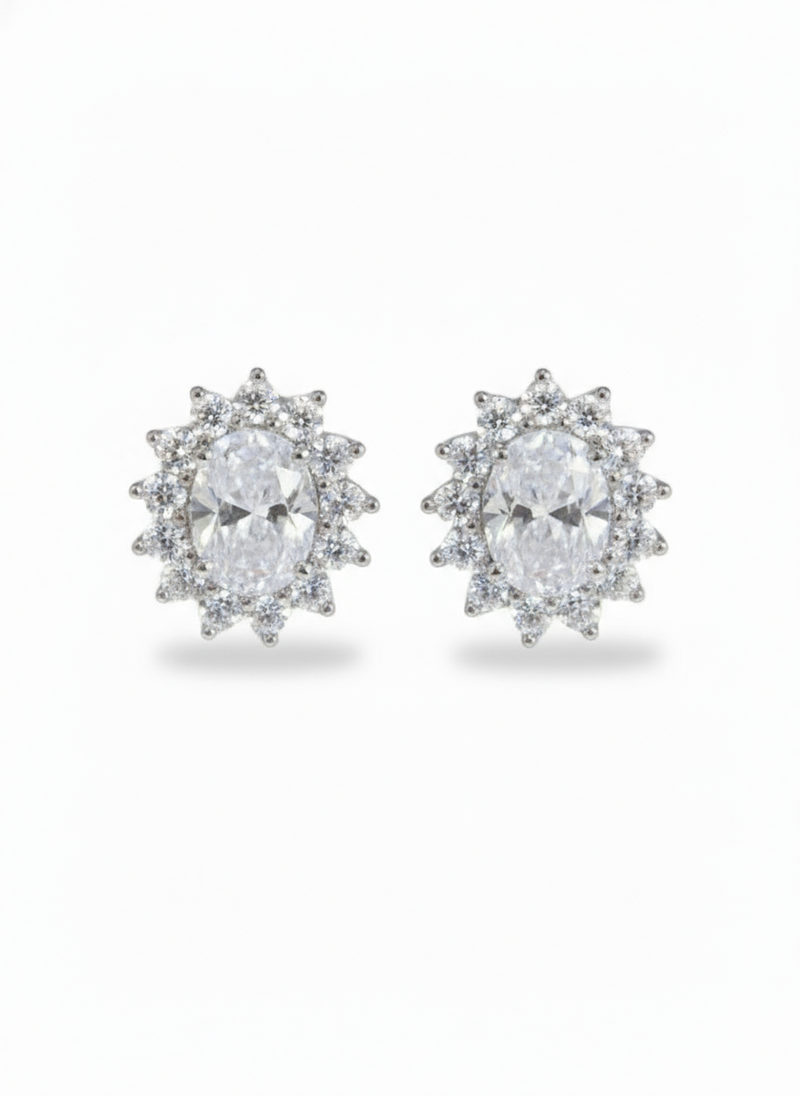 Orecchini Kate in argento 925 di GLAMORIZE STUDIO, dettagli eleganti e finitura lucida, mostrati in primo piano