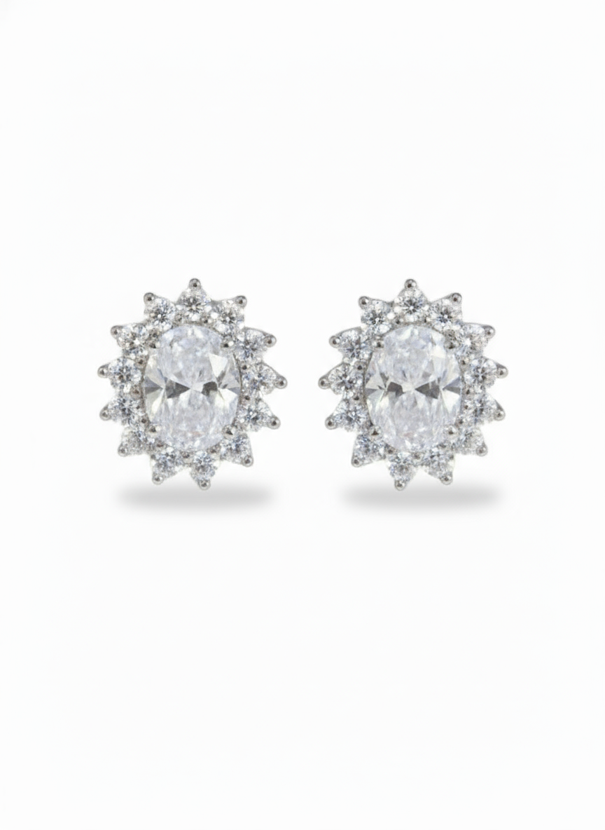Orecchini Kate in argento 925 di GLAMORIZE STUDIO, dettagli eleganti e finitura lucida, mostrati in primo piano