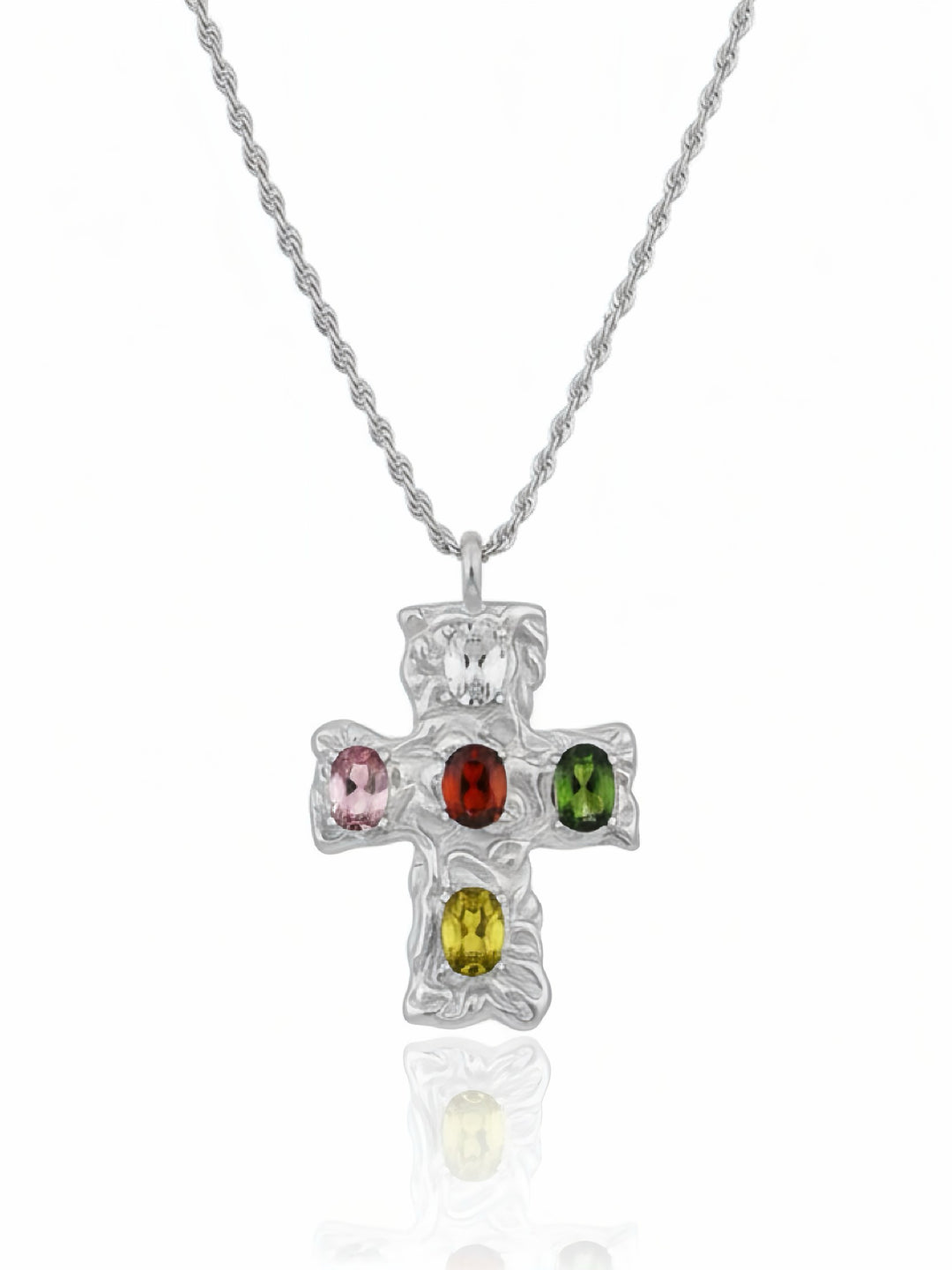 Collana Ancilla di Glamourize Studio con pendente elegante in metallo dorato e dettagli raffinati, vista frontale.