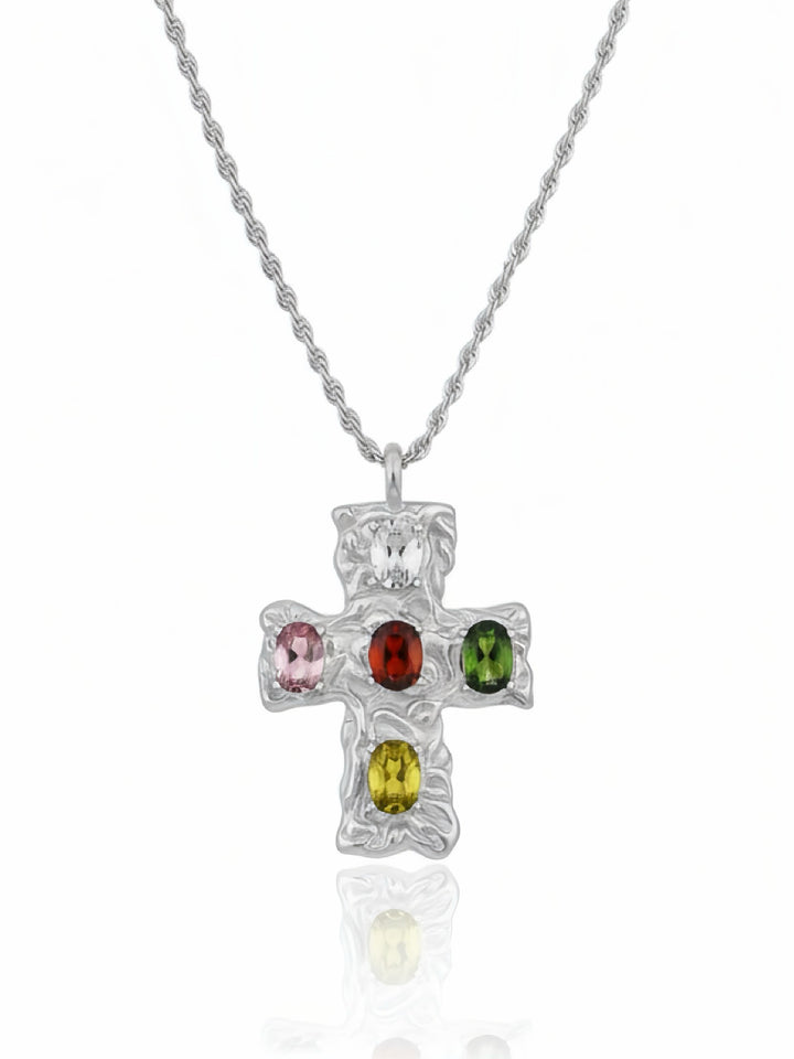 Collana Ancilla di Glamourize Studio con pendente elegante in metallo dorato e dettagli raffinati, vista frontale.