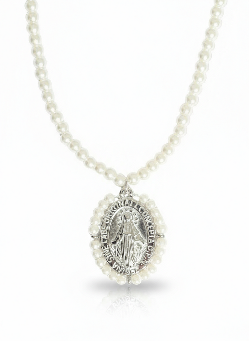 Collana Kortney di GLAMORIZE STUDIO con pendente elegante in metallo dorato e dettagli raffinati, indossata su sfondo neutro.