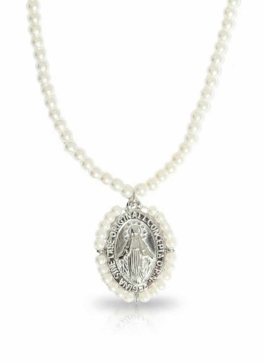 Collana Kortney di GLAMORIZE STUDIO con pendente elegante in metallo dorato e dettagli raffinati, indossata su sfondo neutro.