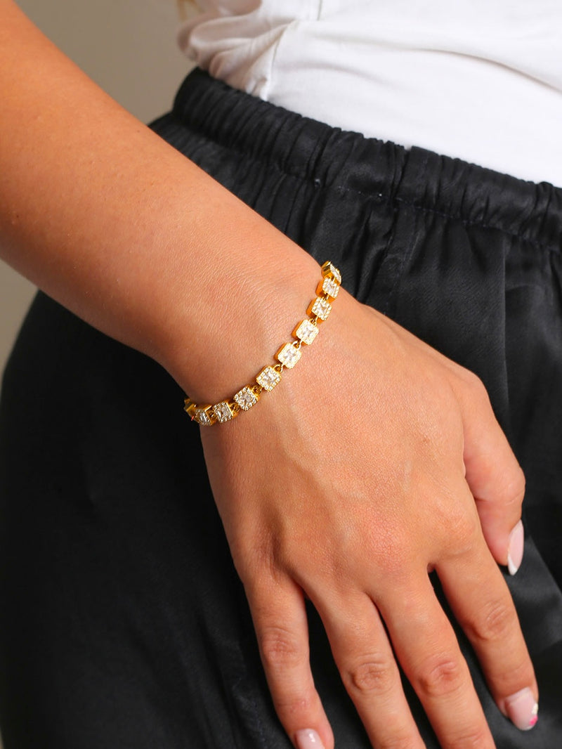 Bracciale Dafne di Mario D'Ambrosio in metallo con dettagli eleganti e finiture lucide, indossato al polso.