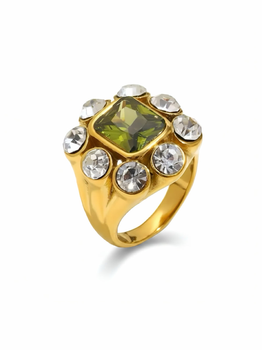 Anello Isabella in argento con design elegante, indossato su mano femminile, da GLAMORIZE STUDIO.