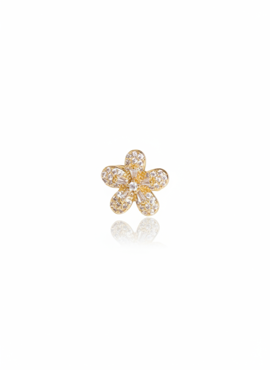 Earcuff floreale in metallo dorato con dettagli a forma di fiori, design elegante e delicato di GLAMORIZE STUDIO.