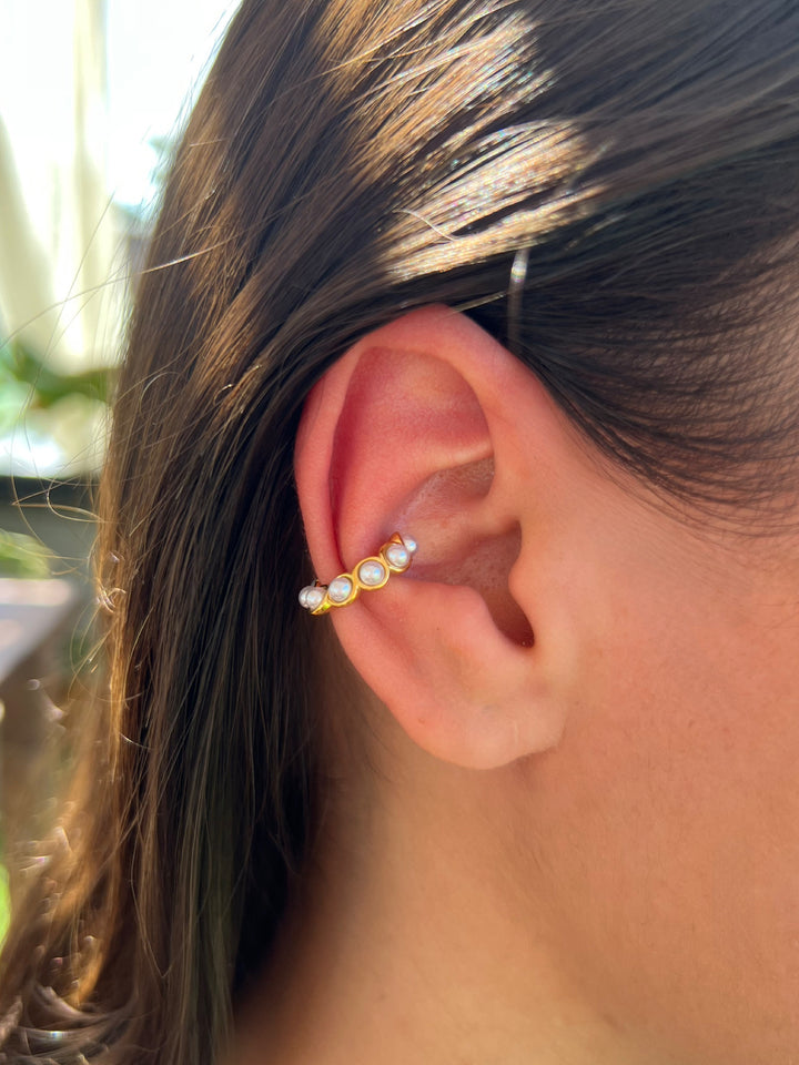 Earcuff perla di GLAMORIZE STUDIO, gioiello in metallo con dettaglio a perla per un look elegante e moderno.