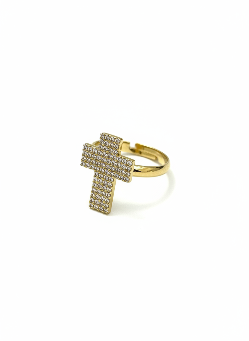 Anello Alida di Glamorizе Studio in oro con dettagli eleganti, visibile sulla mano femminile.