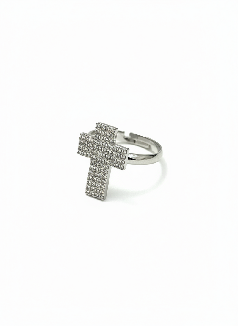 Anello Alida in metallo con dettagli eleganti, firmato Glamoriz Studio, visibile in primo piano su sfondo neutro.