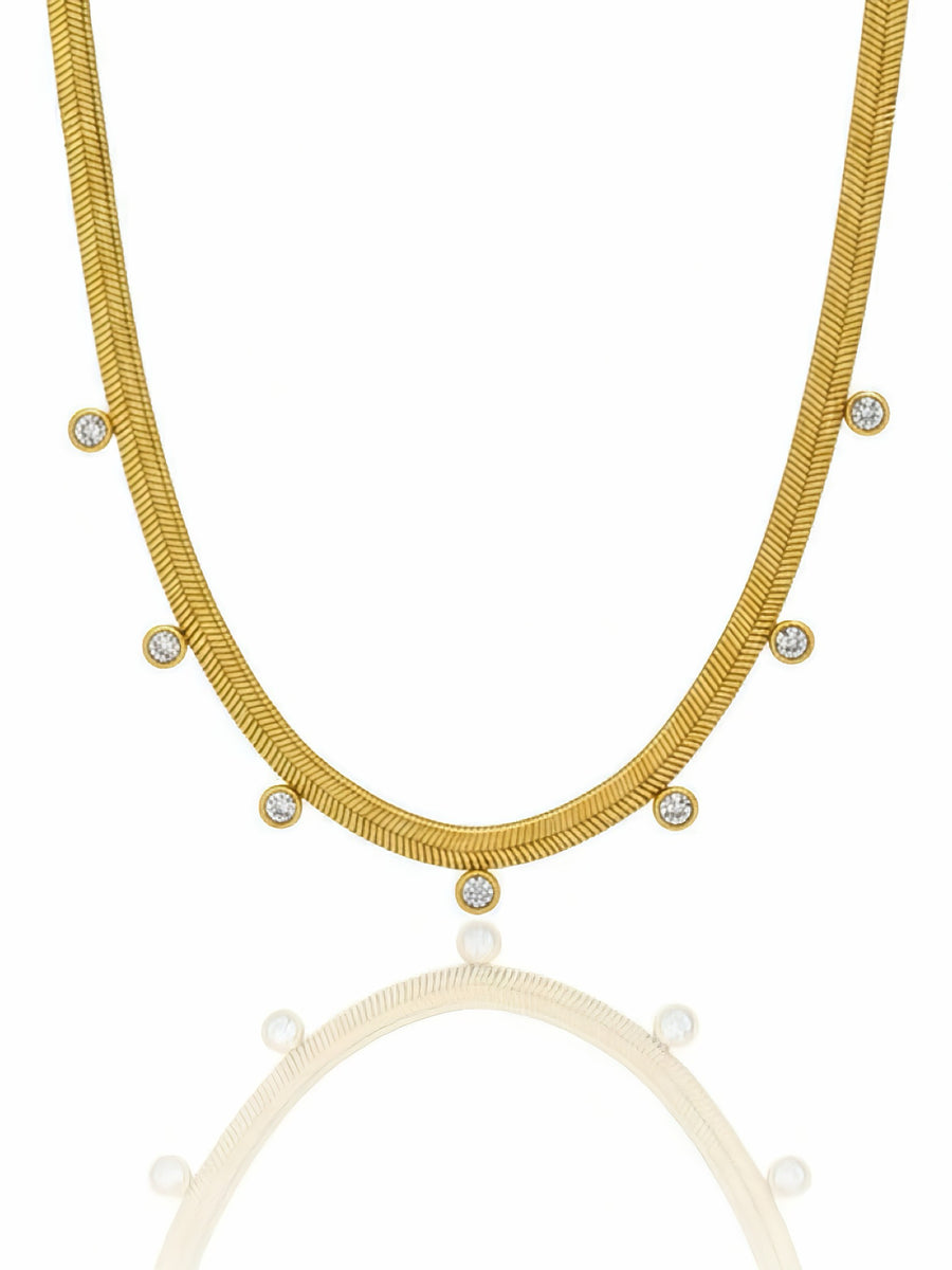 Collana Brillina di GLAMORIZE STUDIO con pendente brillante e dettagli eleganti, vista frontale su sfondo neutro.