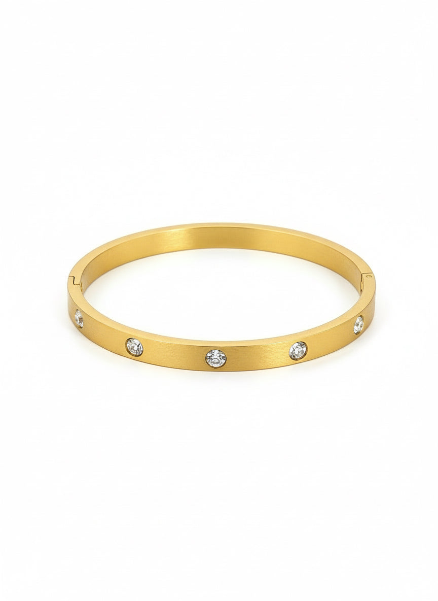 Bracciale Juliette in metallo dorato con dettagli eleganti, indossato al polso, da glamorizeshop.