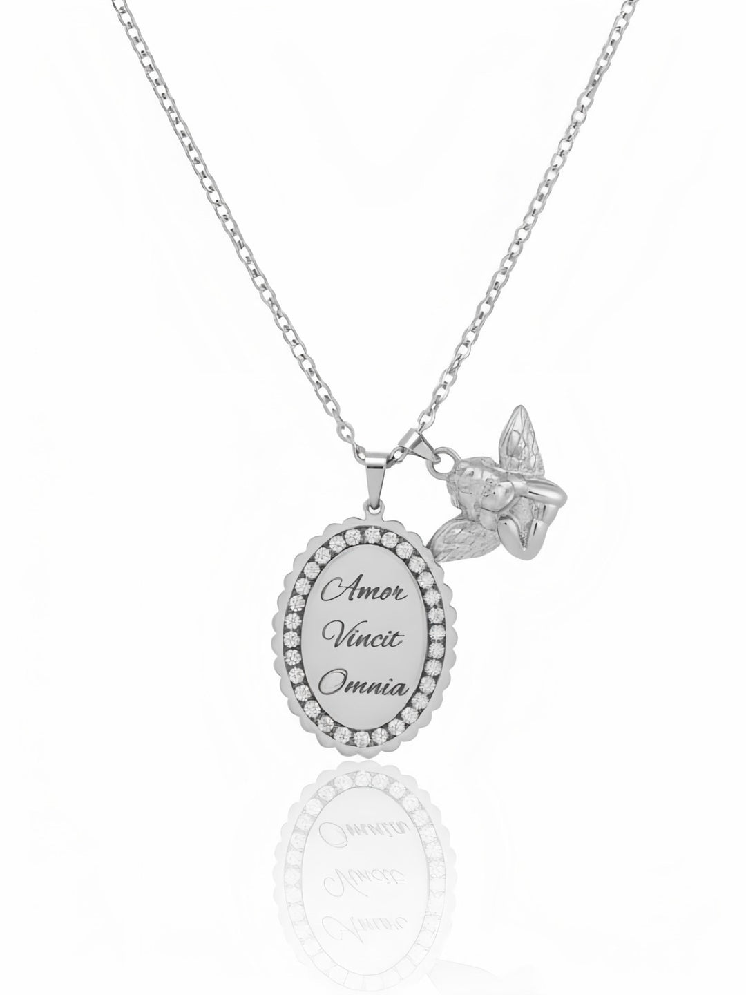 Collana Celestial personalizzata di GLAMORIZE STUDIO con pendente decorato e dettagli eleganti, visibile in primo piano.