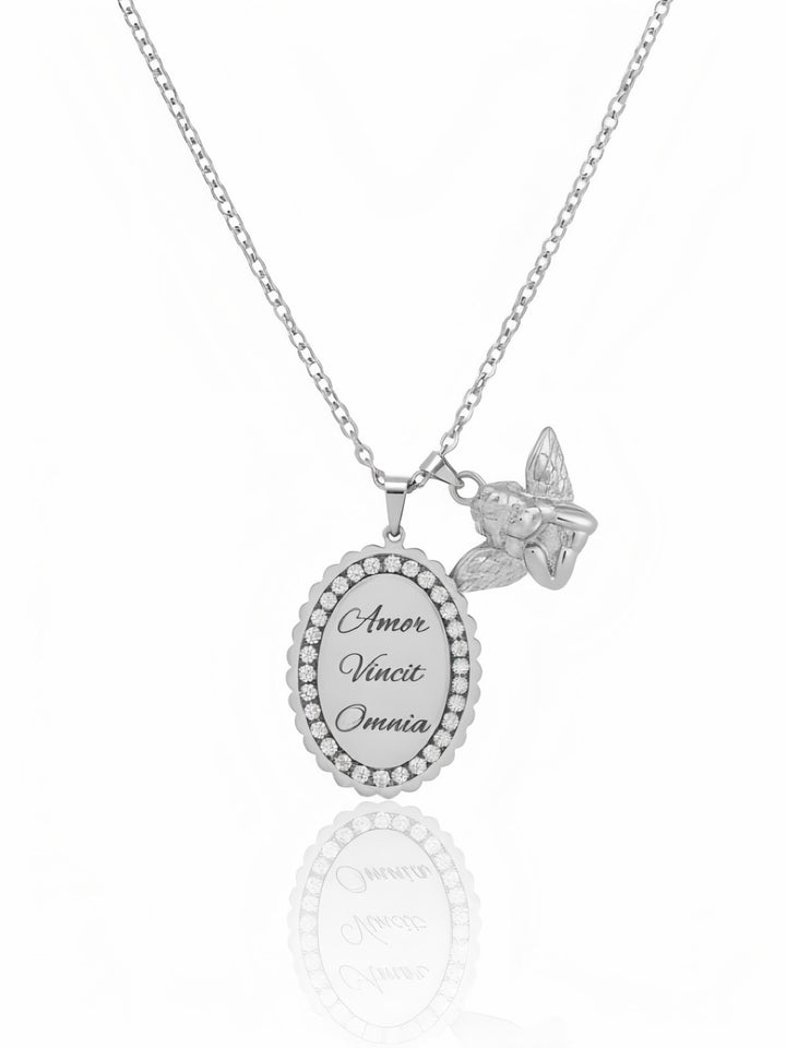 Collana Celestial personalizzata di GLAMORIZE STUDIO con pendente decorato e dettagli eleganti, visibile in primo piano.