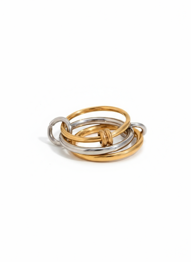 Anello Denise in metallo placcato oro con design elegante, indossato su dito femminile, da GLAMORIZE STUDIO.
