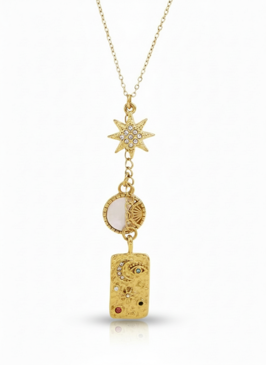 Collana Nour di Glamourize Studio con pendente elegante, mostrata indossata su modello, in stile contemporaneo e raffinato.
