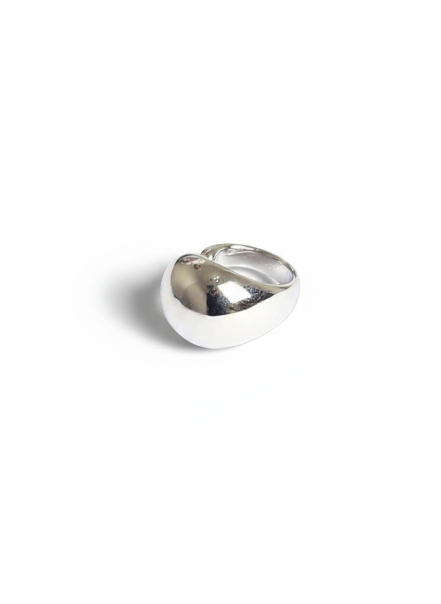 Earcuff Ilune di Glamore Studio, design elegante in metallo, indossato sull'orecchio con dettagli sottili e moderni.
