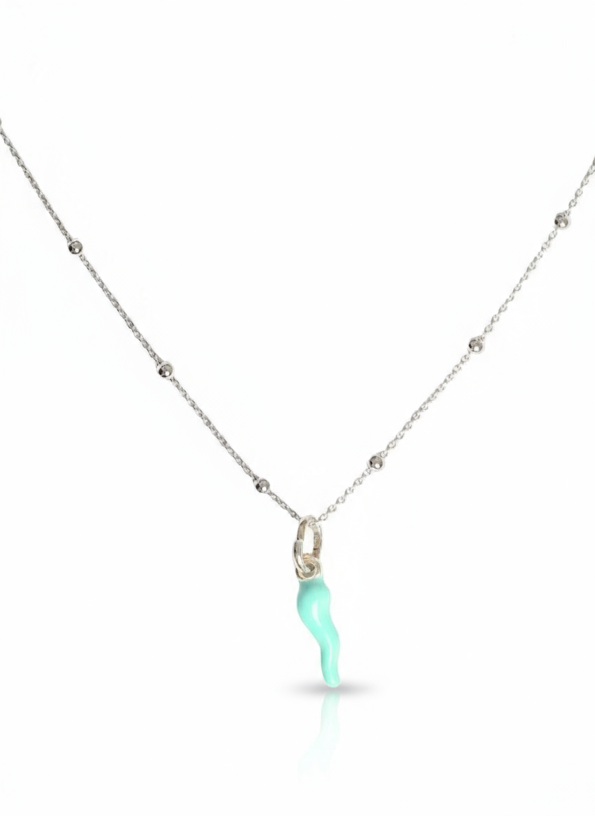 Collana Fortuna in argento 925 di Glamoriz Studio, dettagliata con simbolo di fortuna, indossata o posizionata su sfondo neutro.