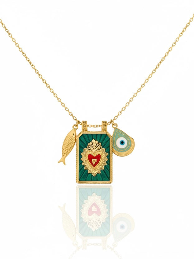 Collana Julia di GLAMORIZE STUDIO con pendente elegante e dettagli raffinati, indossata su sfondo neutro.