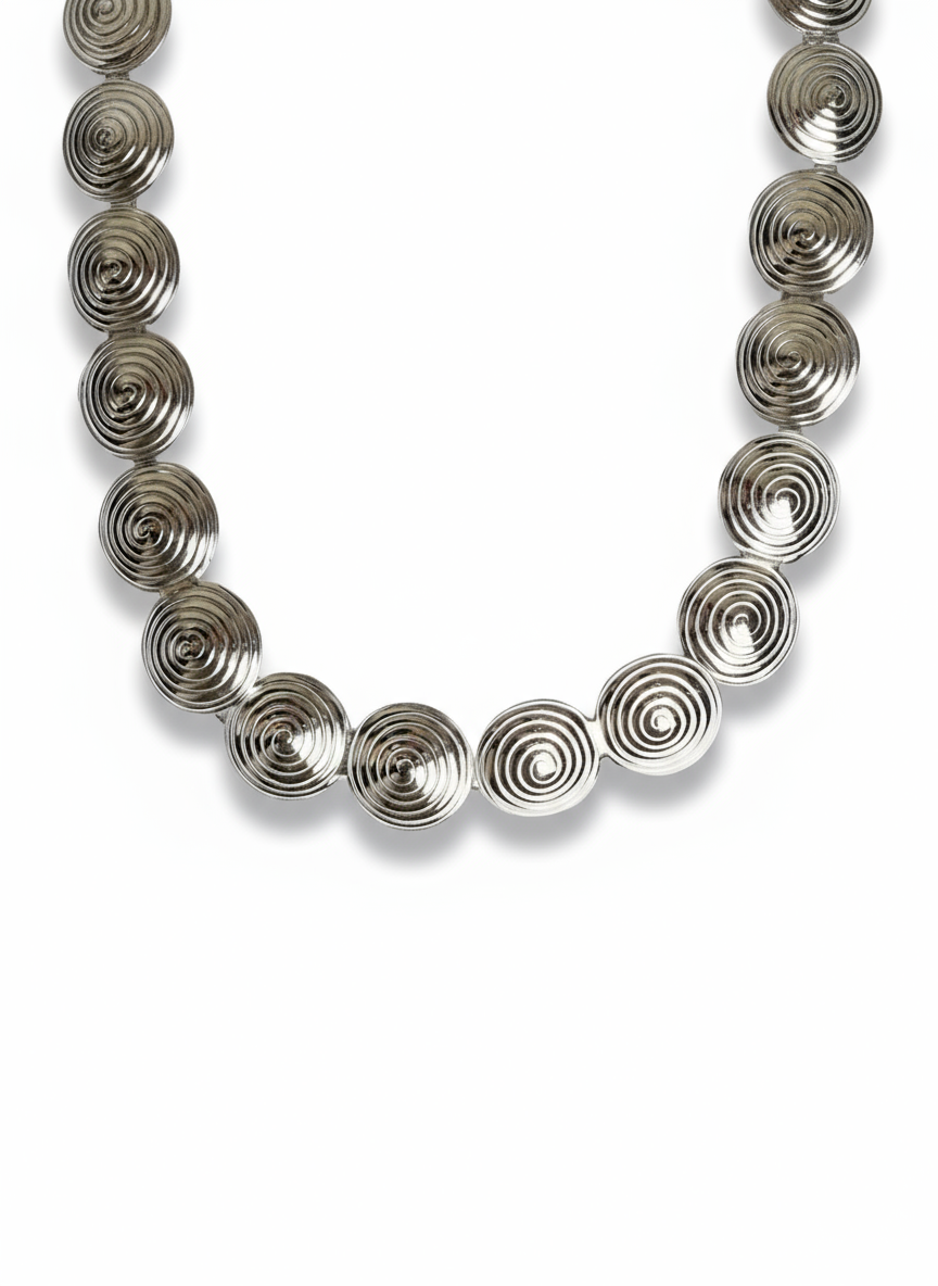 Collana Mara di GLAMORIZE STUDIO, con delicato design in metallo dorato e dettagli eleganti, visibile nell'immagine.
