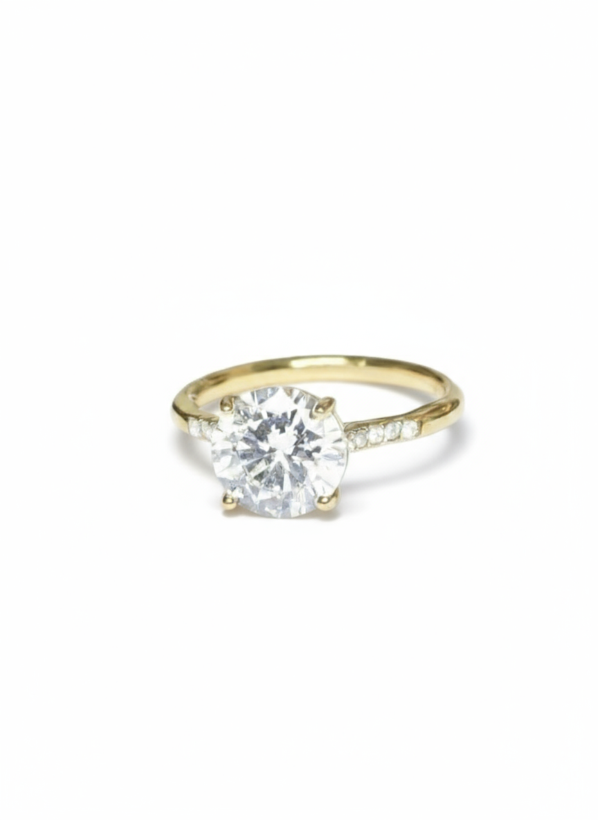 Anello solitario in oro con pietra centrale, marchio Glamorize Studio, dettaglio di design elegante e raffinato