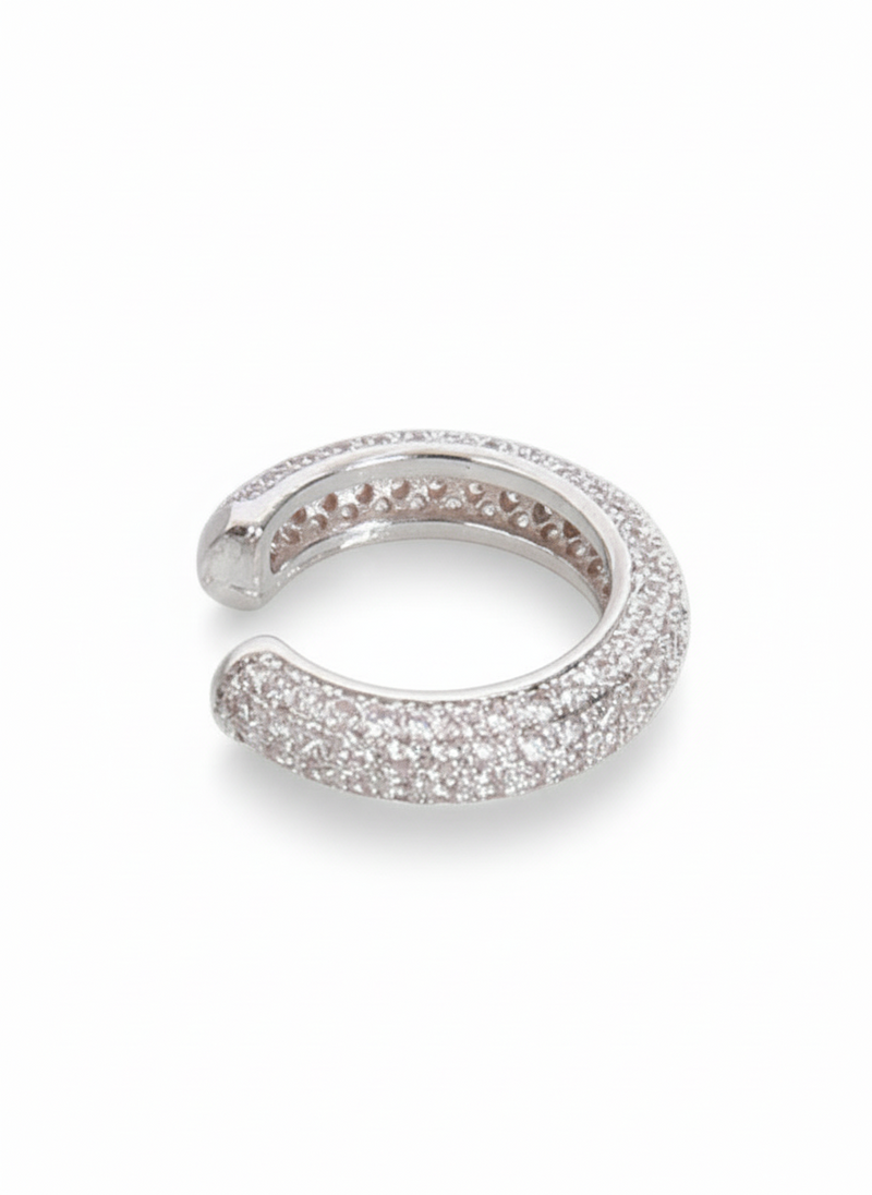 Ear cuff Essentials di GLAMORIZE STUDIO, modello semplice e elegante, visibile in questa immagine.
