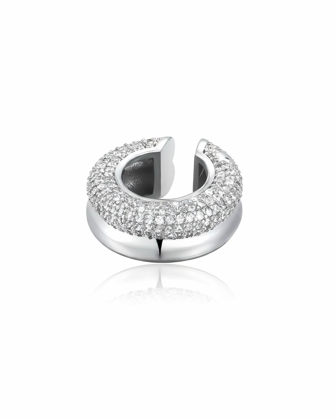 Earcuff Luce di GLAMORIZE STUDIO, gioiello di orecchio con design elegante e dettagli sottili, mostrato su sfondo neutro.