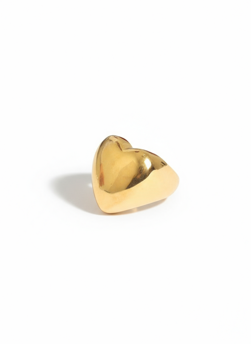 Anello Claudy di GLAMORIZE STUDIO con design elegante in metallo, visibile in primo piano su sfondo neutro.