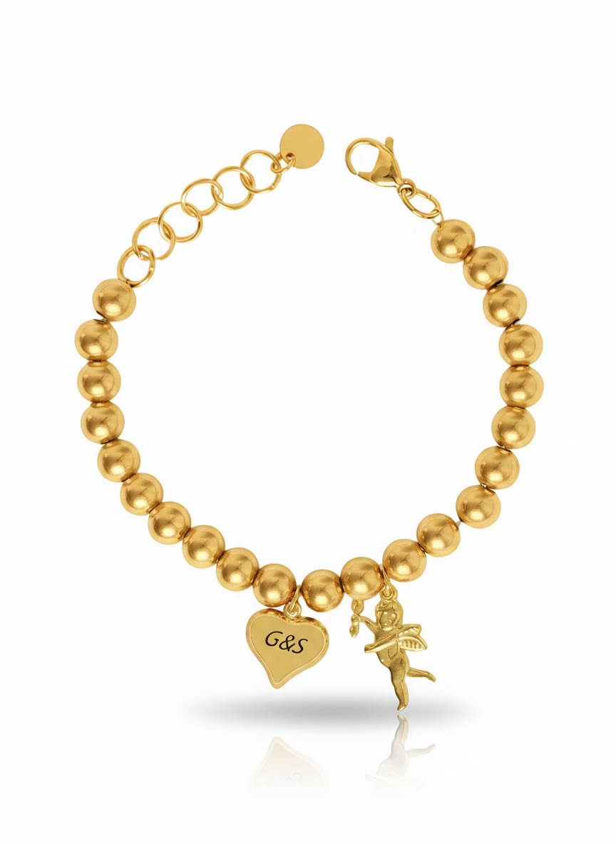 Bracciale Cupido personalizzato di GLAMORIZE STUDIO con charm e dettagli eleganti, in metallo lucido, su sfondo neutro.