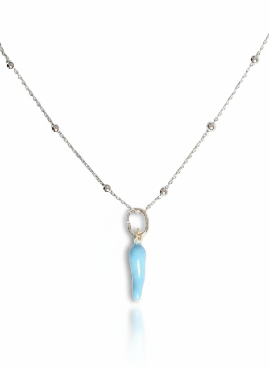 Collana Fortuna in argento 925 di Glamourize Studio, dettagliata con simbolo porta fortuna, su sfondo neutro.