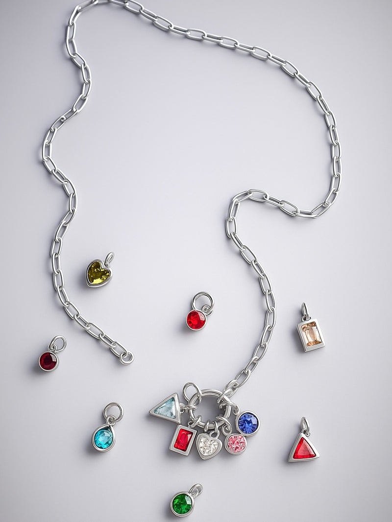 Collana con mesi di nascita in argento, design elegante, dettaglio dei simboli dei mesi, marchio Glamourize Studio