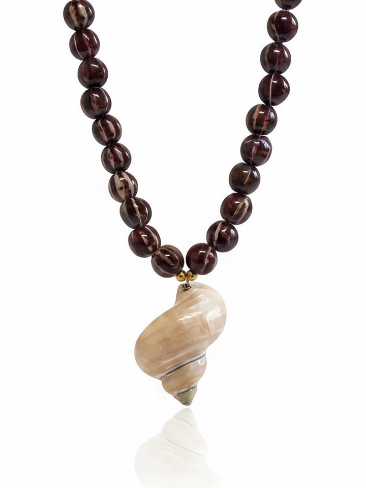 Collana Bahari di GLAMORIZE STUDIO con dettagli eleganti e pietre colorate, visibile in primo piano.