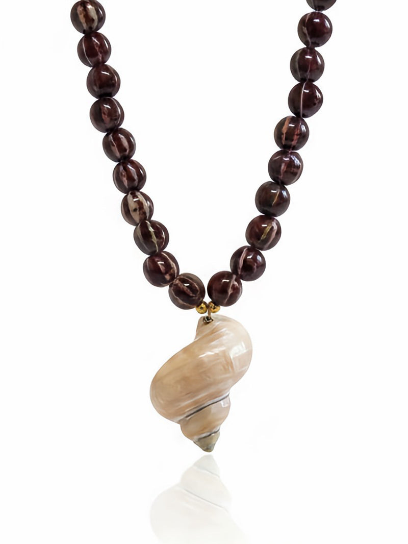 Collana Bahari di GLAMORIZE STUDIO con dettagli eleganti e pietre colorate, visibile in primo piano.