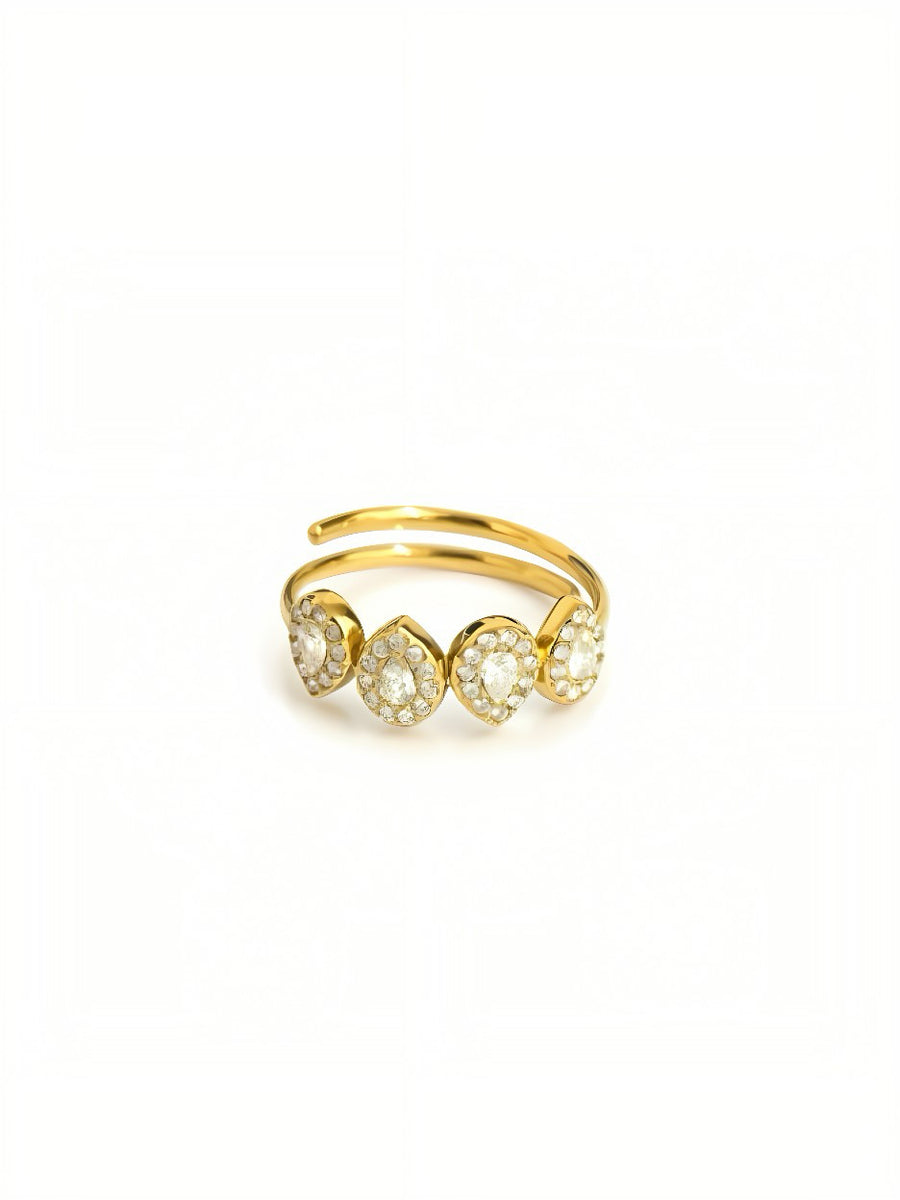 Anello Layla di Glamorizze Studio con design elegante in metallo lucido e dettagli raffinati, visibile nel primo piano dell'immagine.