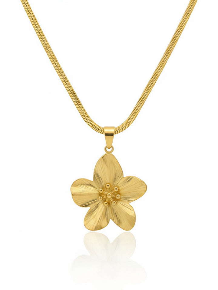 Collana Flower di GLAMORIZE STUDIO con pendenti floreali in metallo dorato su sfondo bianco, dettagli eleganti e raffinati.